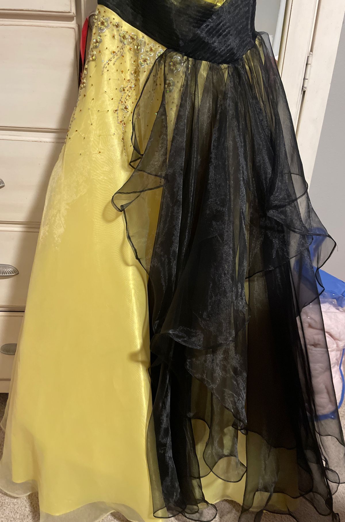 Size 2 Prom Yellow Ball Gown on Queenly