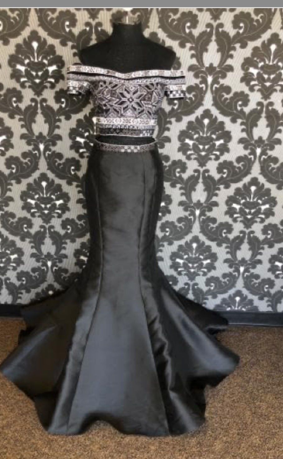 Ellie Wilde Size 6 Prom Black Mermaid Dress on Queenly