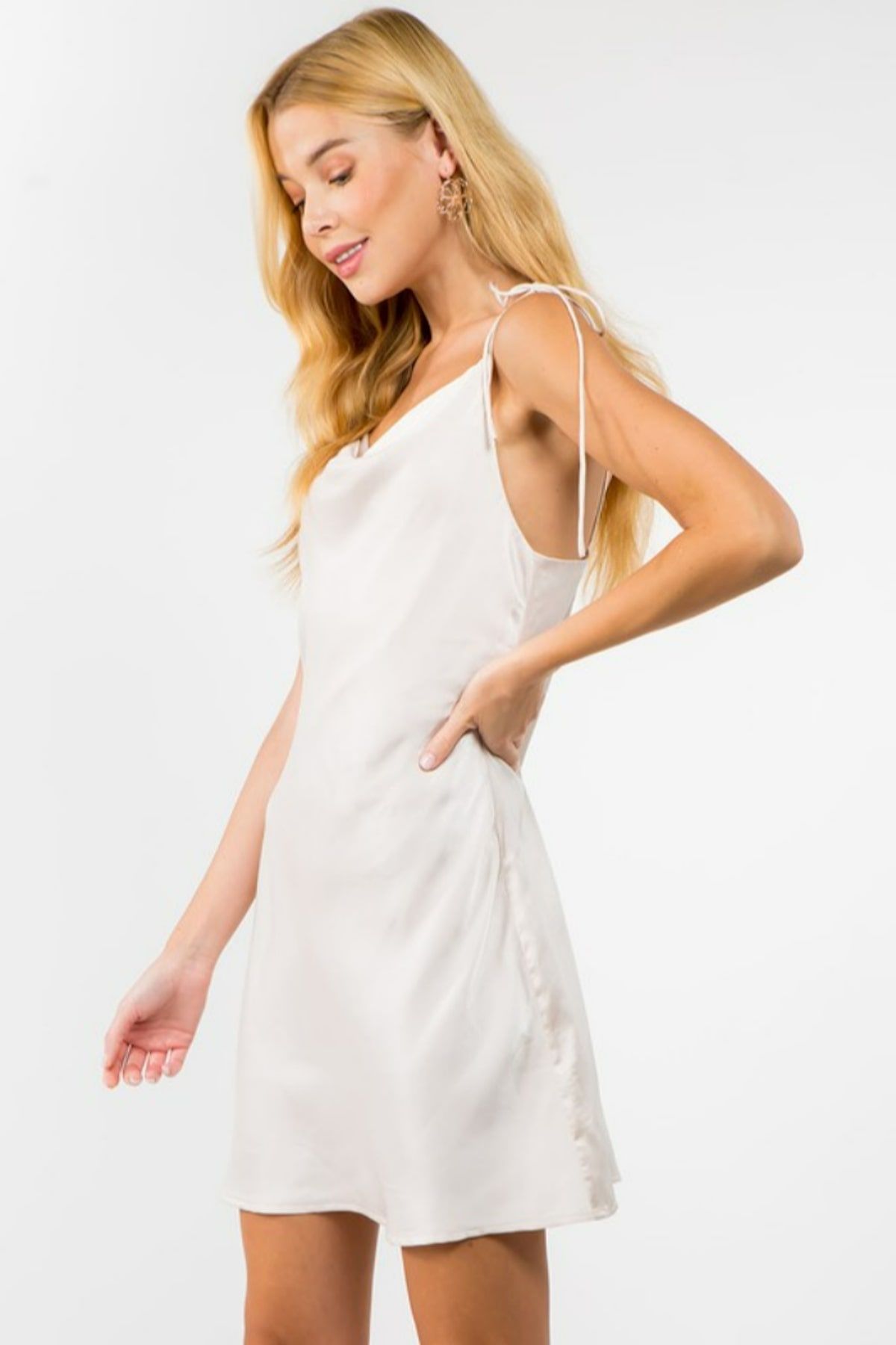 Style EKD2533 Fanco Size 6 Satin White Cocktail Dress on Queenly
