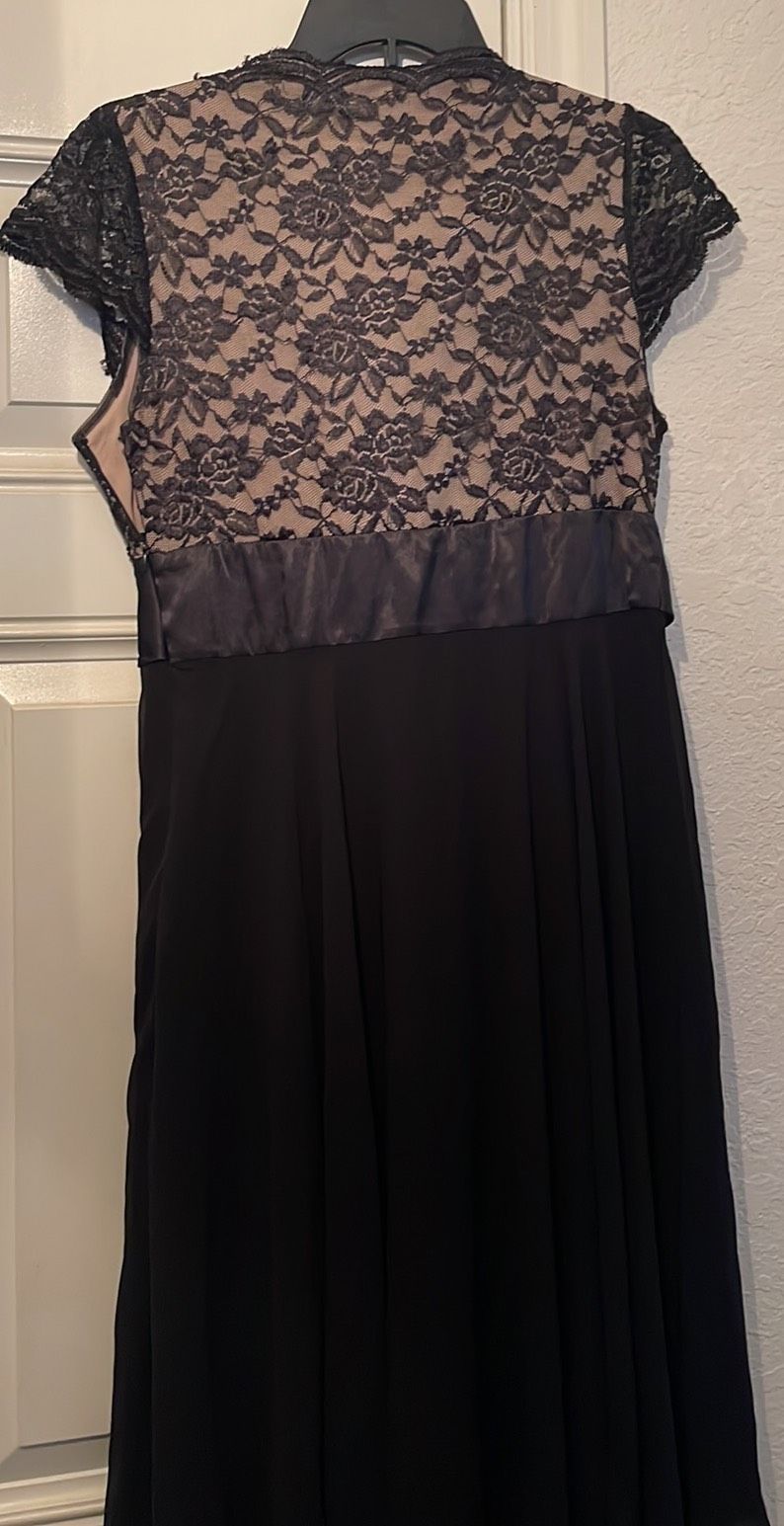 Size 10 Lace Black Cocktail Dress on Queenly
