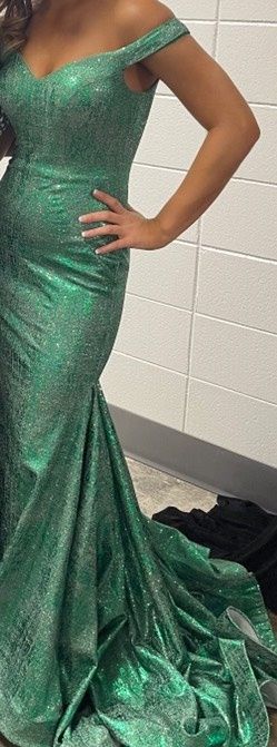 Ashley Lauren Size 2 Prom Green Dress With Train on Queenly