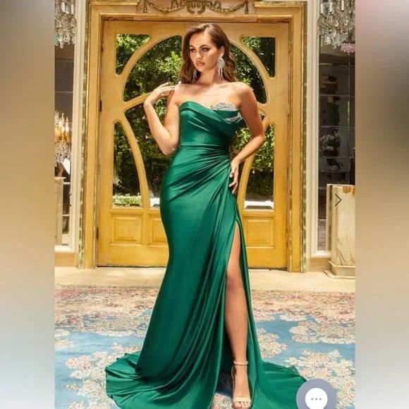 Style  PS21218 Portia and Scarlett Size 10 Green Ball Gown on Queenly