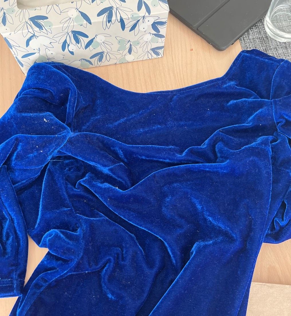 Size 4 Long Sleeve Velvet Blue Cocktail Dress on Queenly