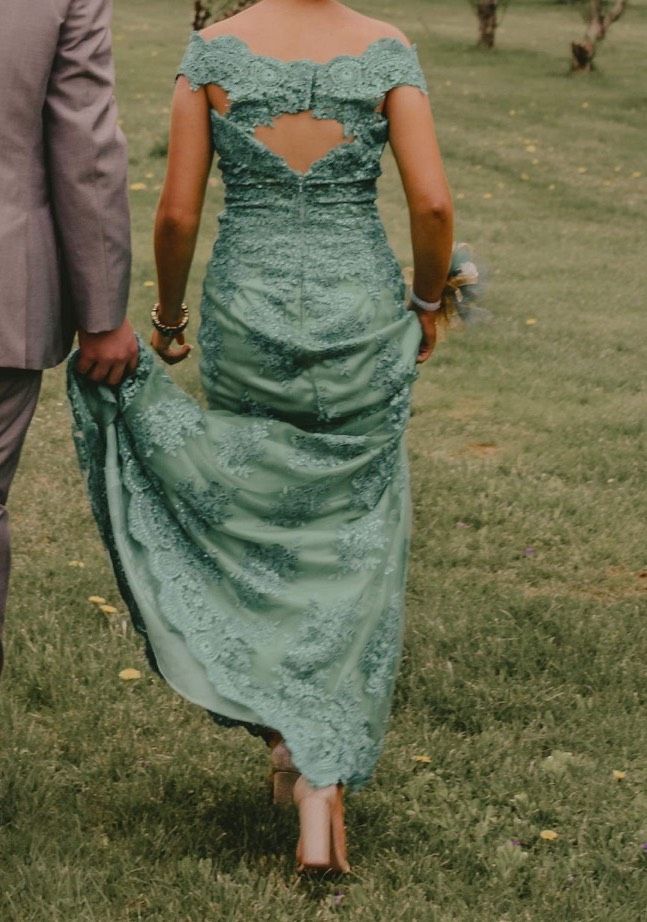 Size 2 Prom Green Dress With Train on Queenly