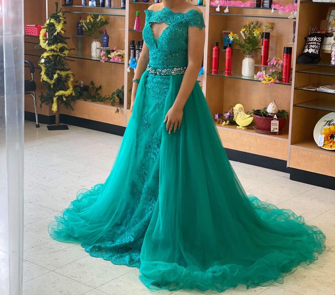 Size 2 Prom Green Dress With Train on Queenly