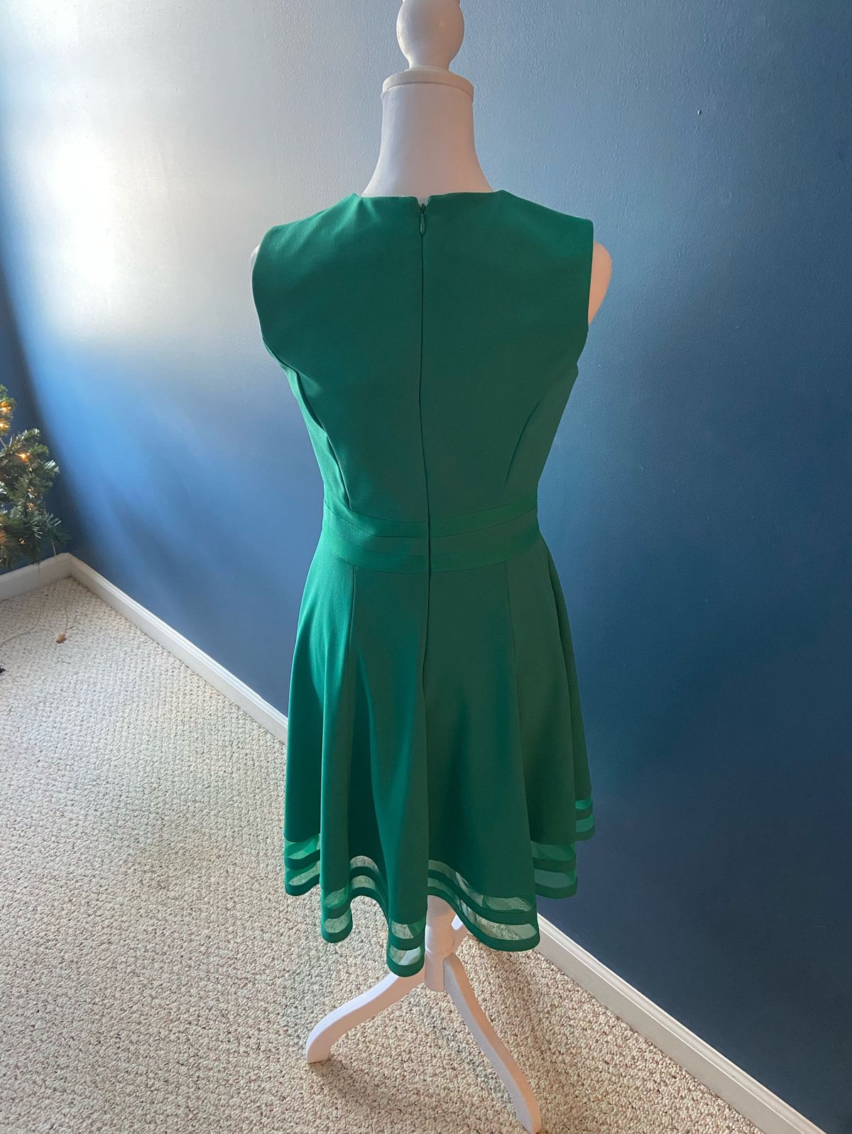 Calvin Klein Size 2 Green Cocktail Dress on Queenly