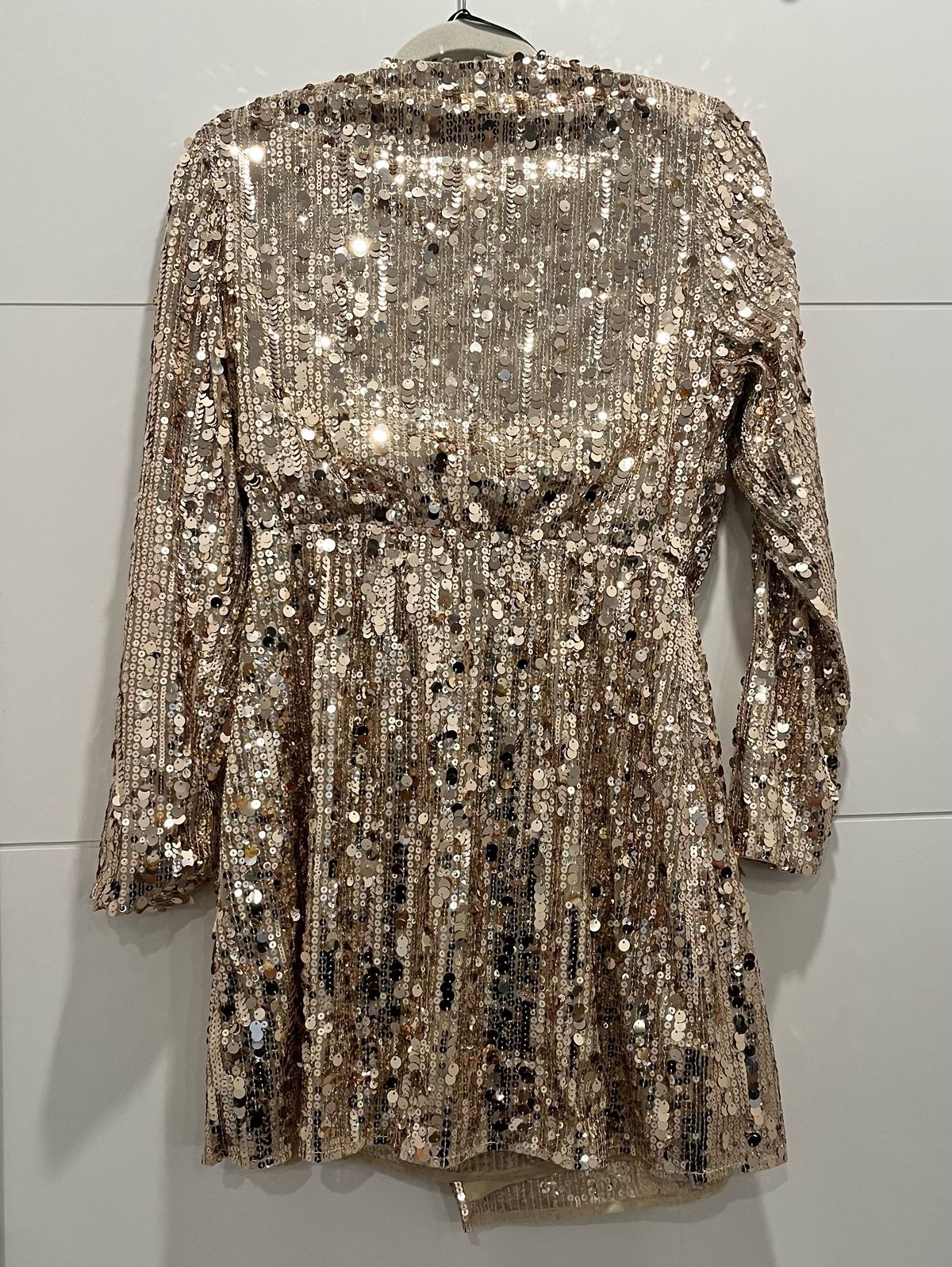 H&M Size 6 Long Sleeve Sequined Gold Cocktail Dress on Queenly