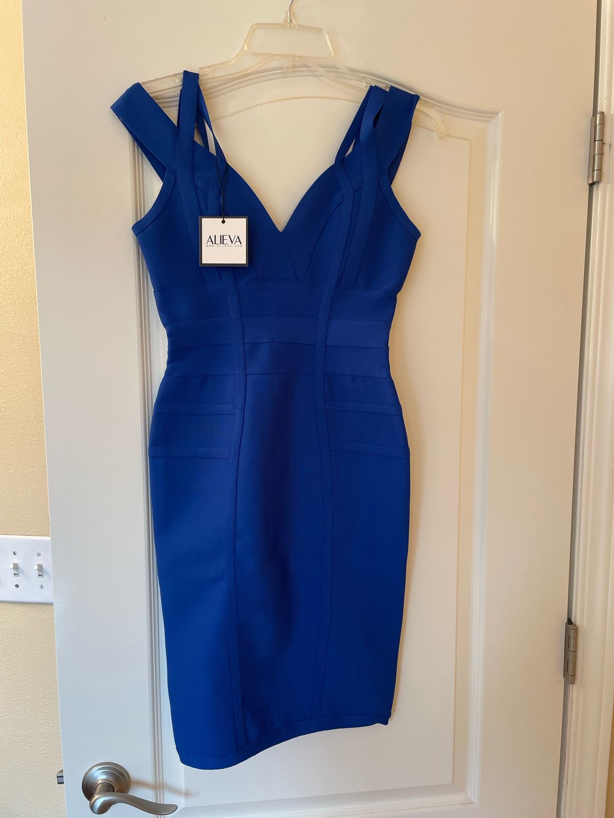 Alieva Size 4 Wedding Guest Blue Cocktail Dress on Queenly