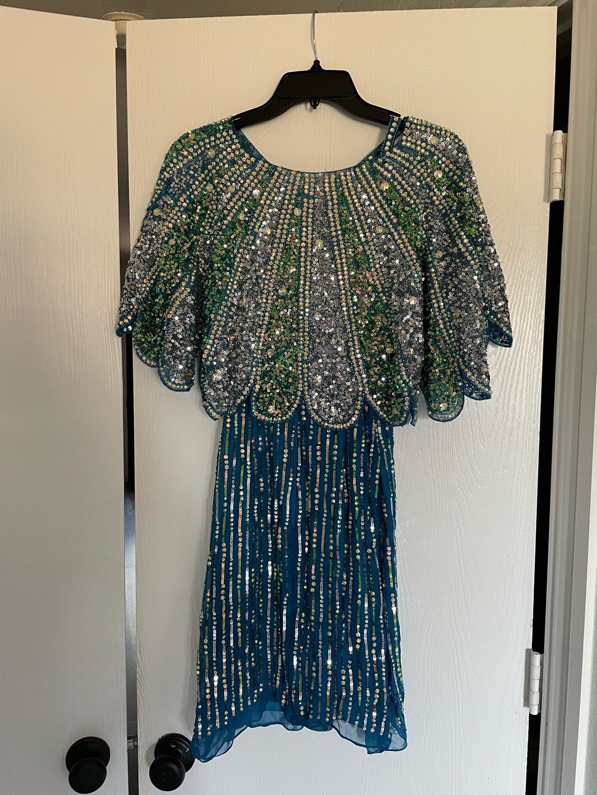 Size 4 Sequined Turquoise Blue Cocktail Dress on Queenly