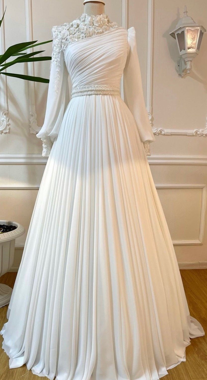 Size M Wedding White Dress With Train on Queenly
