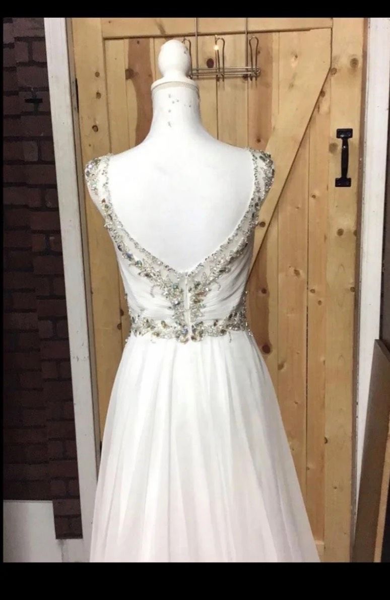 Size 6 Prom White A-line Dress on Queenly