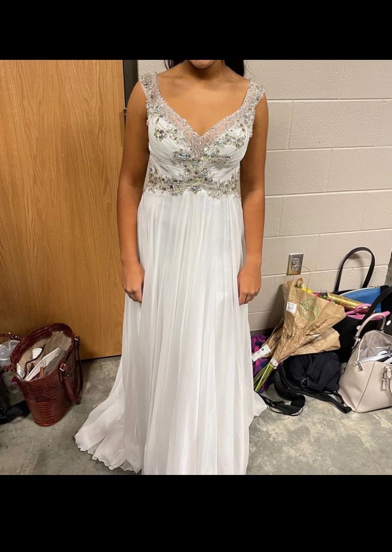 Size 6 Prom White A-line Dress on Queenly