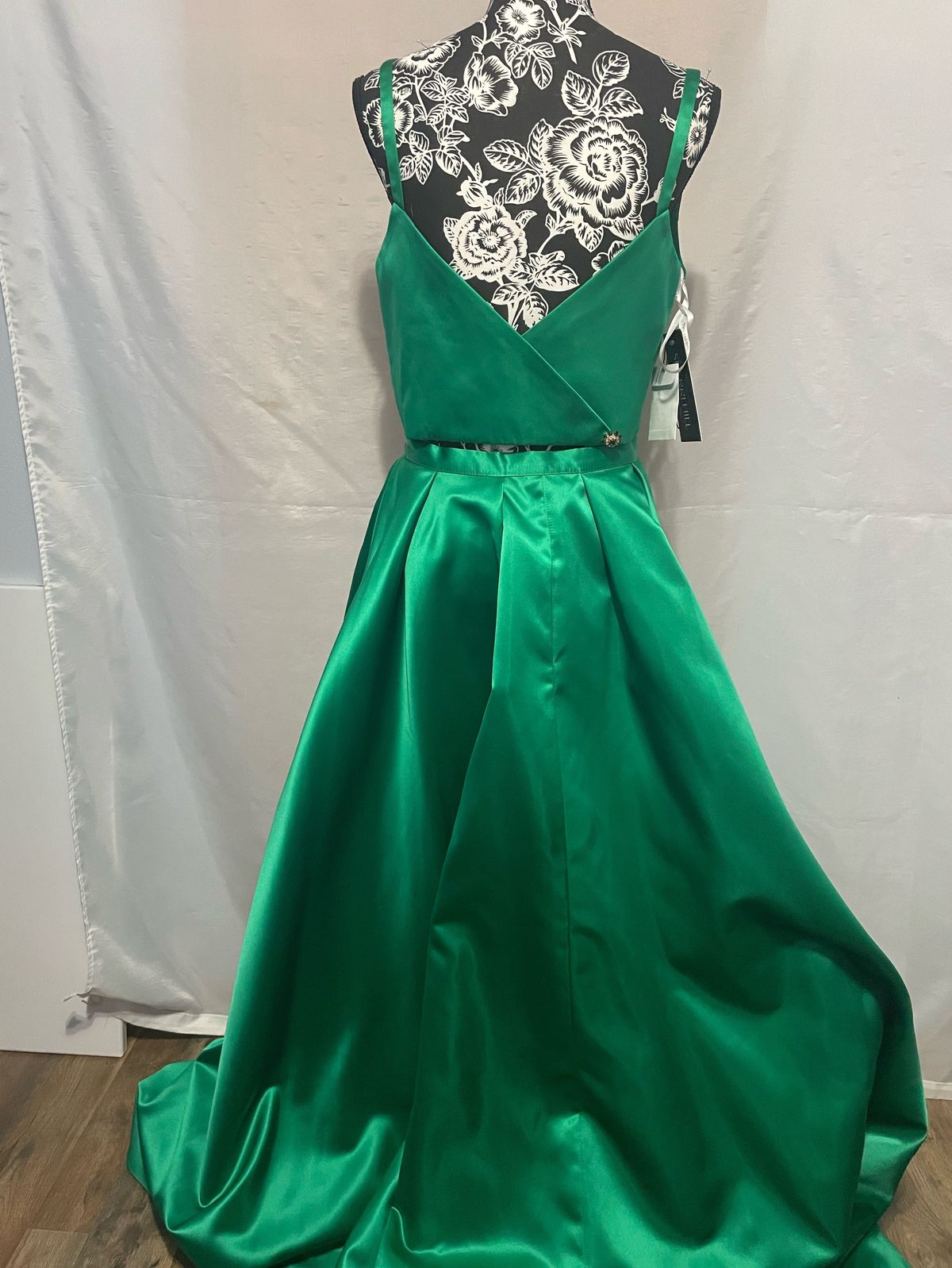Sherri Hill Size 12 Prom High Neck Satin Emerald Green Ball Gown on Queenly