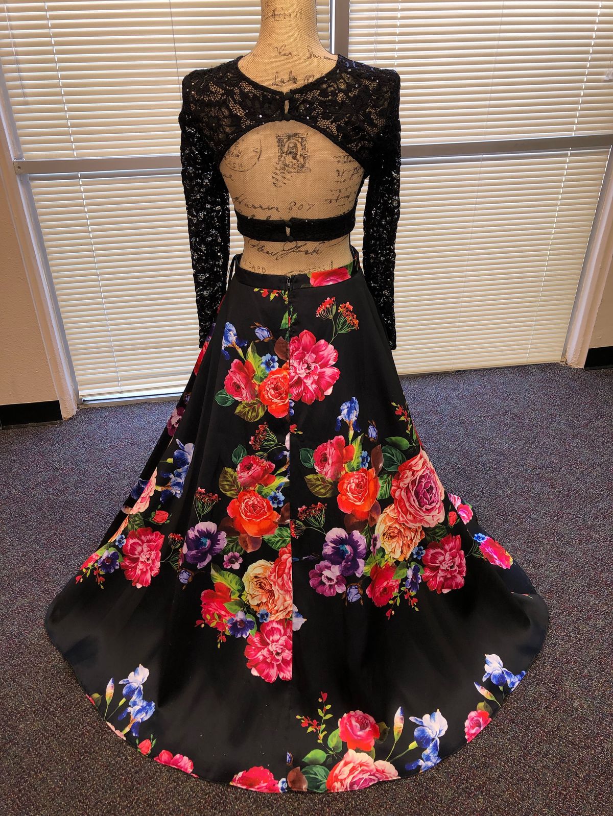 Size 8 Prom Long Sleeve Floral Multicolor Ball Gown on Queenly