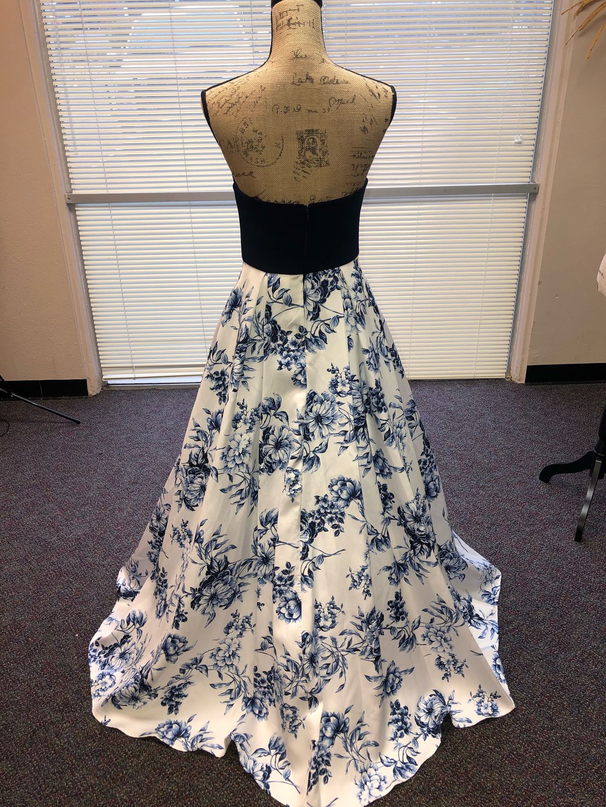 Size 8 Prom Floral Multicolor Ball Gown on Queenly