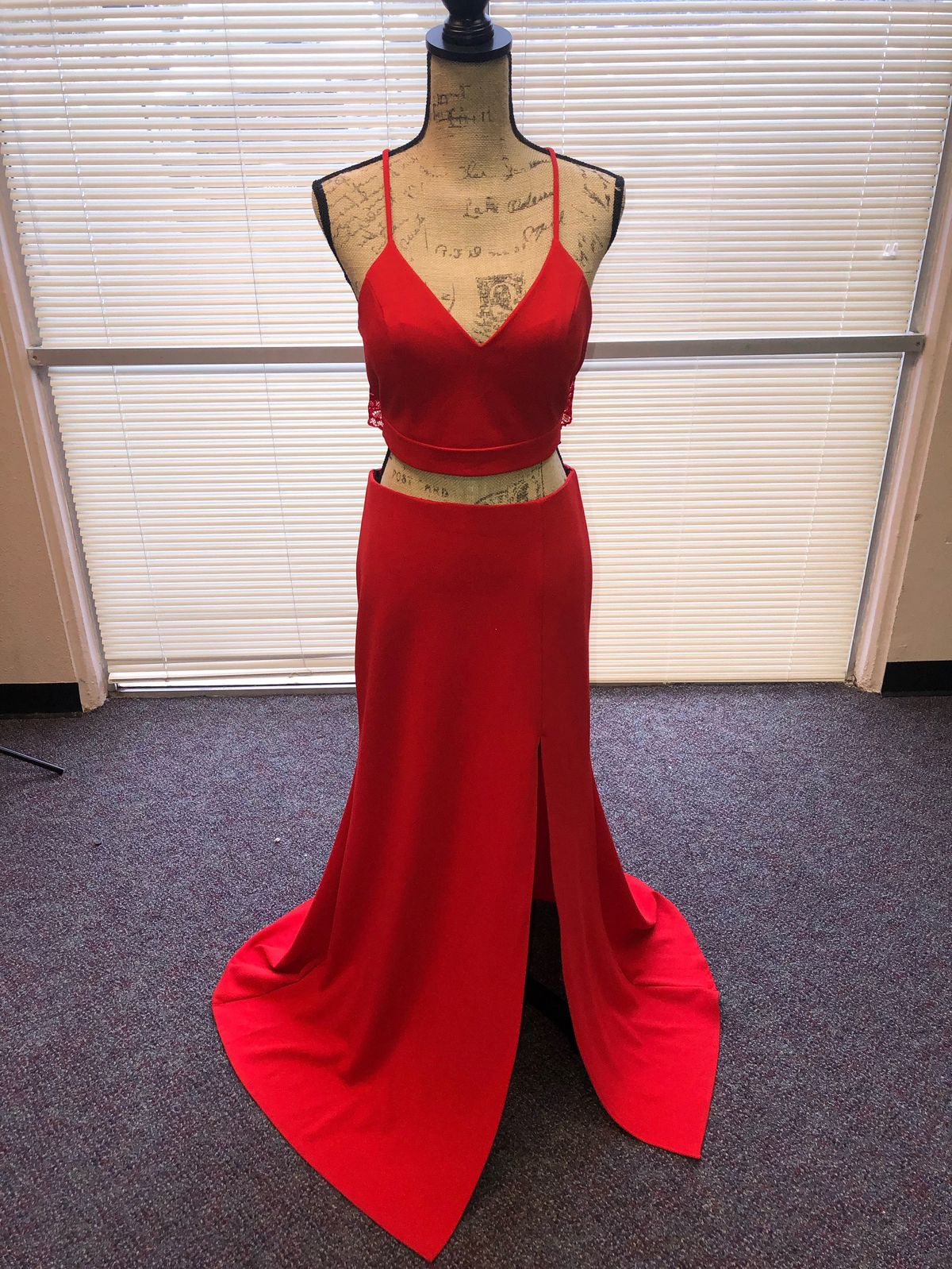Plus Size 16 Prom Lace Red Side Slit Dress on Queenly