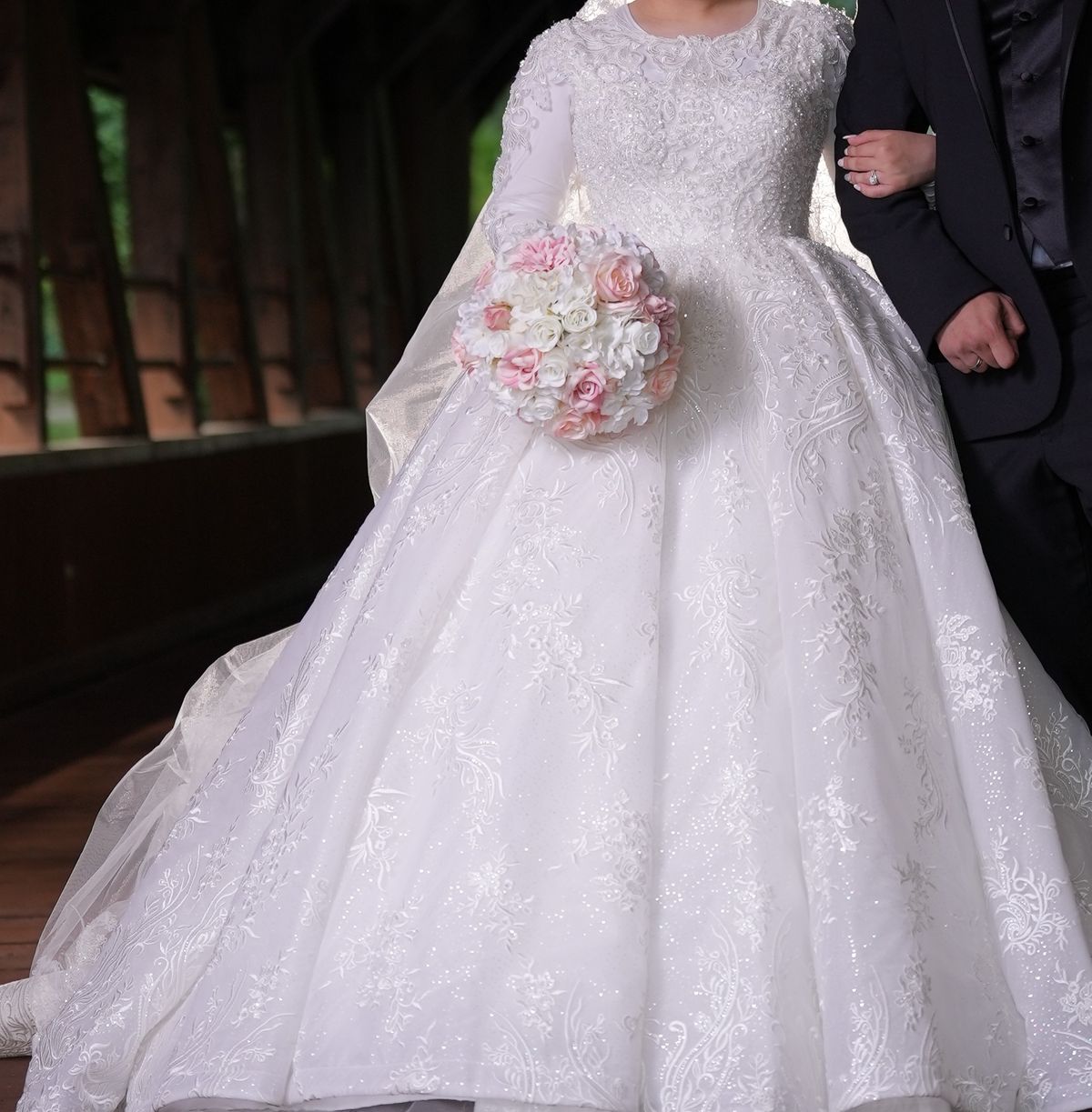 Size M Wedding White Ball Gown on Queenly
