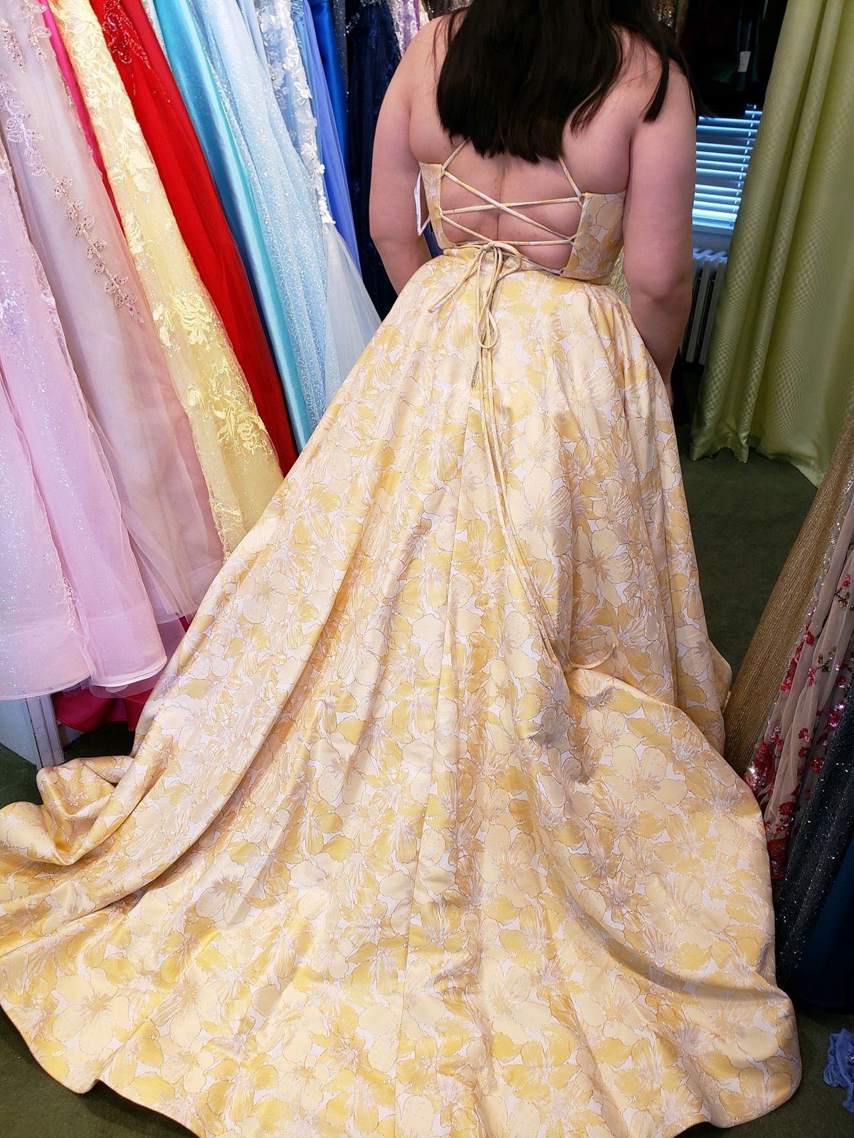 Sherri Hill Plus Size 16 Prom Plunge Yellow Ball Gown on Queenly