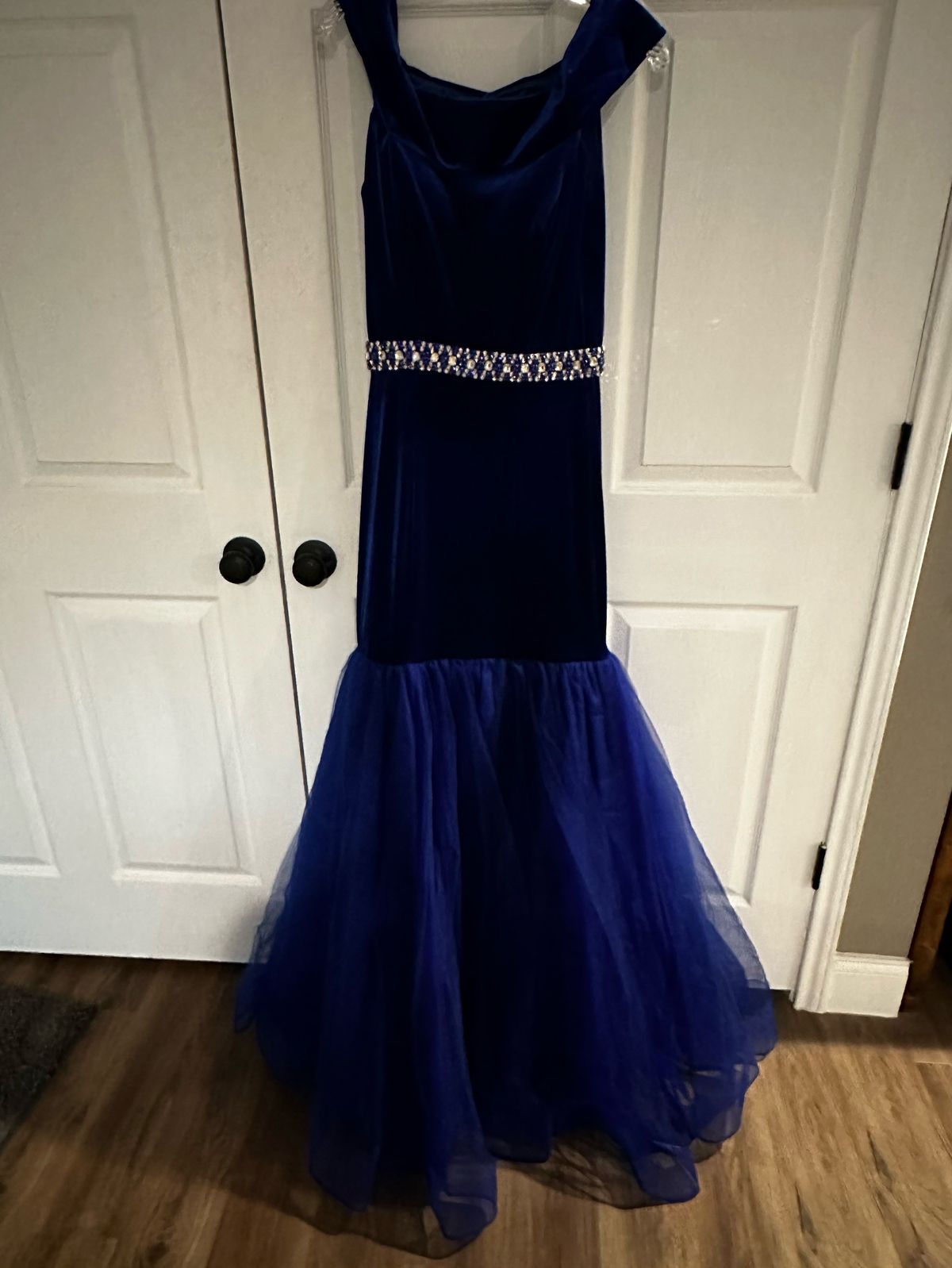 Ashley Lauren Size 4 Prom Off The Shoulder Velvet Royal Blue Mermaid Dress on Queenly