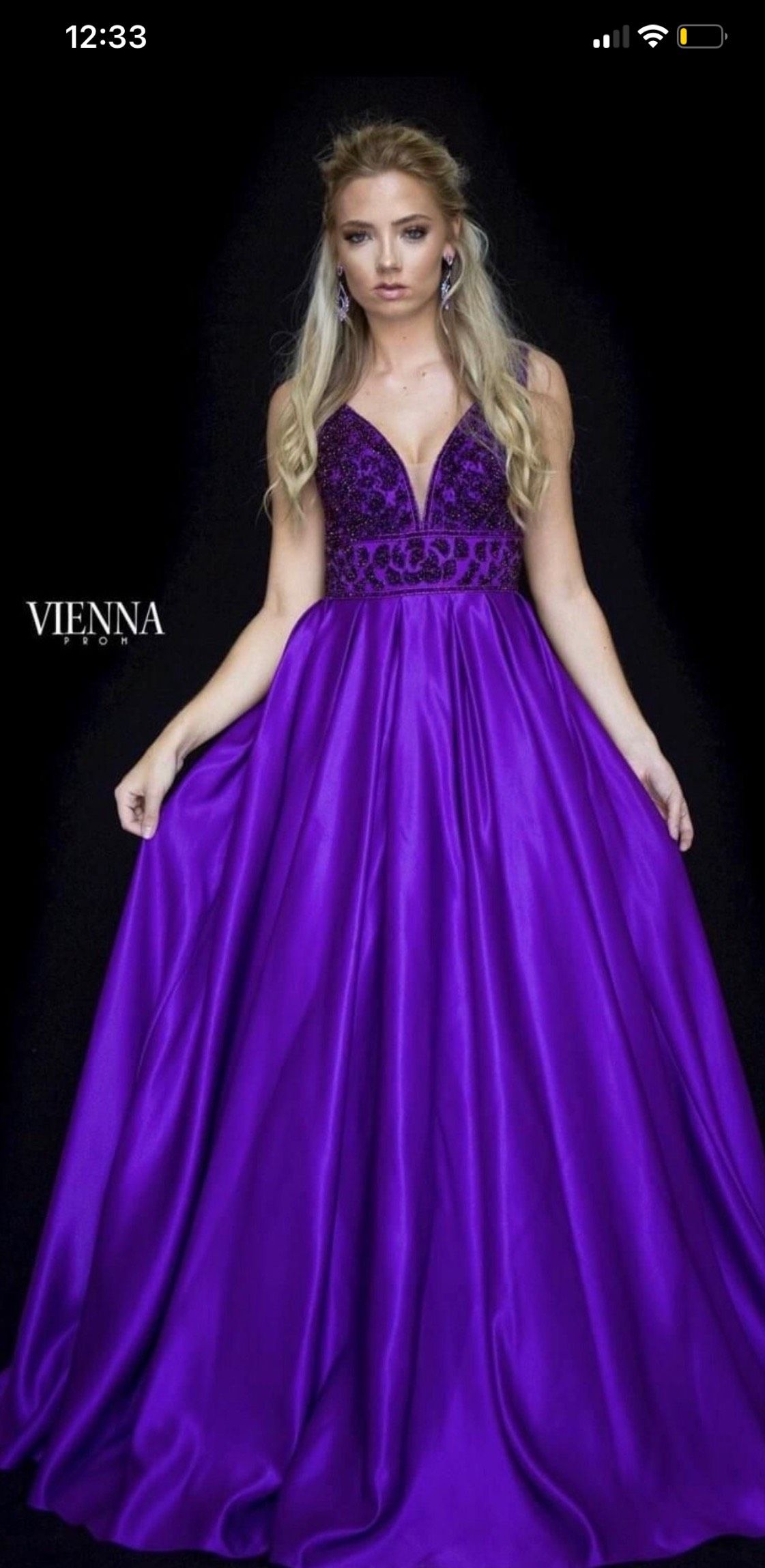 Vienna Size 0 Prom Plunge Purple Ball Gown on Queenly