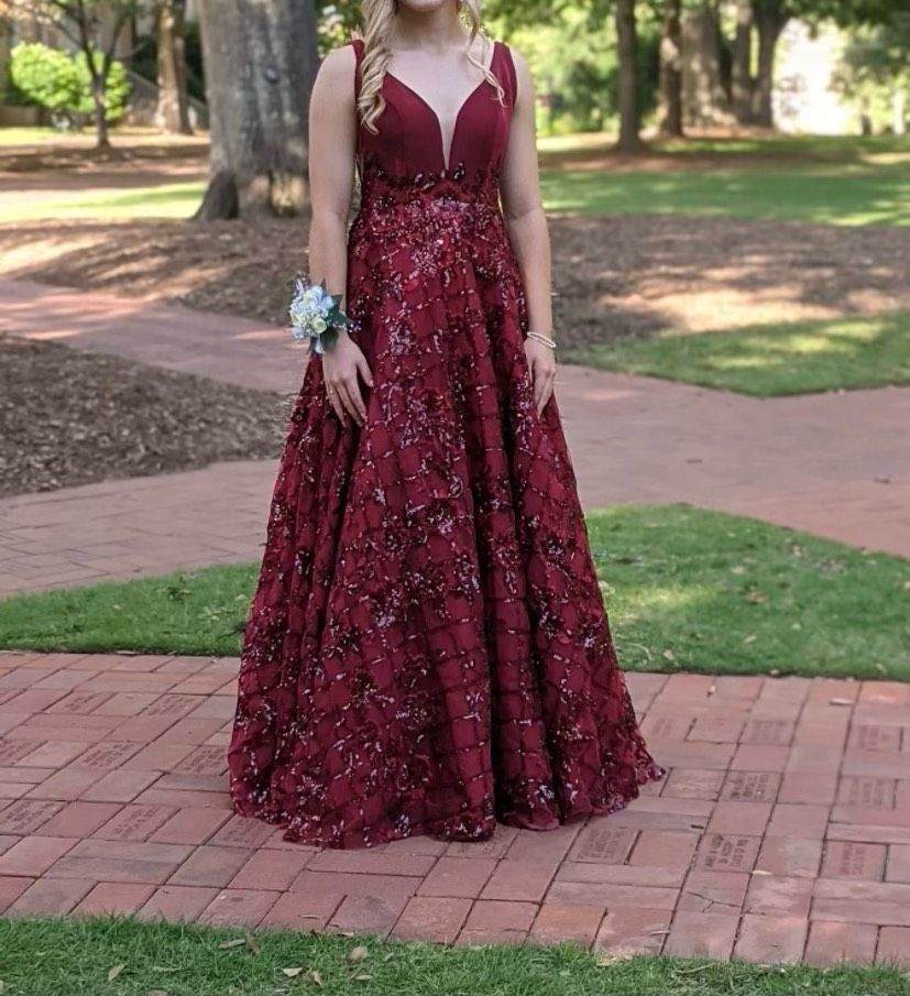 Size 0 Prom Red Ball Gown on Queenly