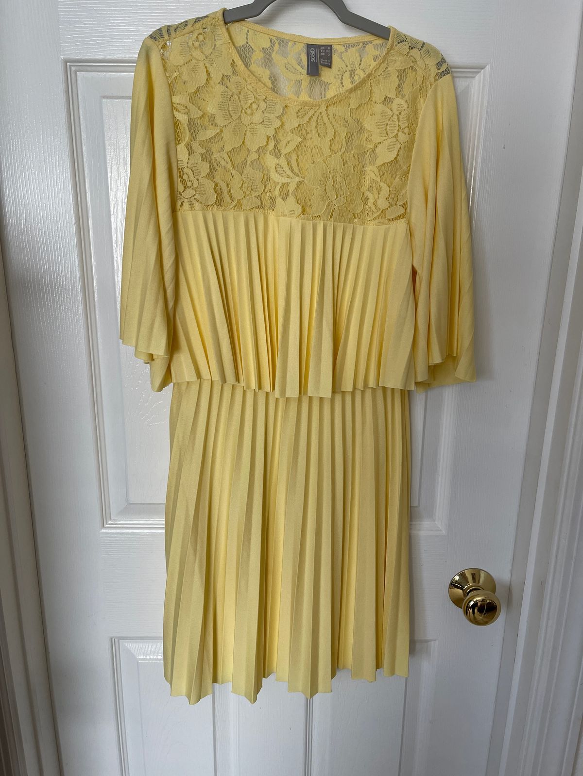 Size 2 Homecoming Lace Yellow Cocktail Dress on Queenly