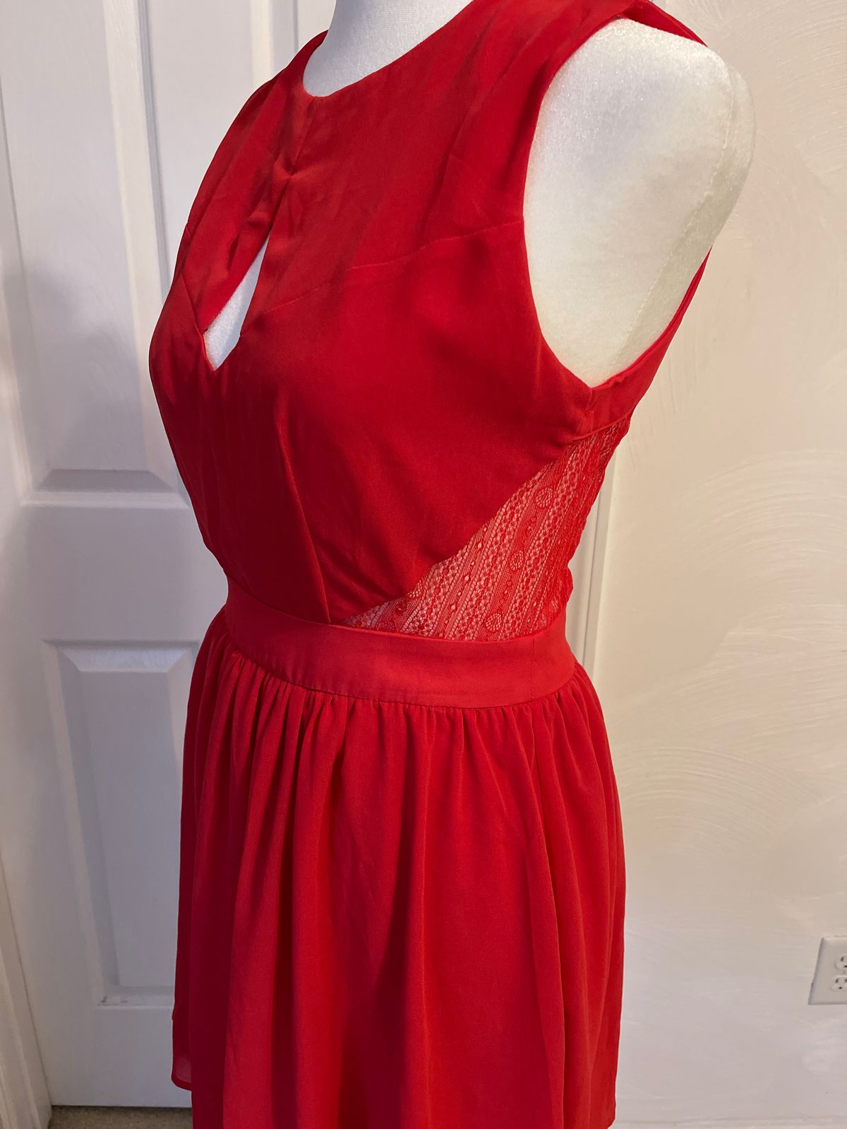 Size 0 Lace Red Cocktail Dress on Queenly