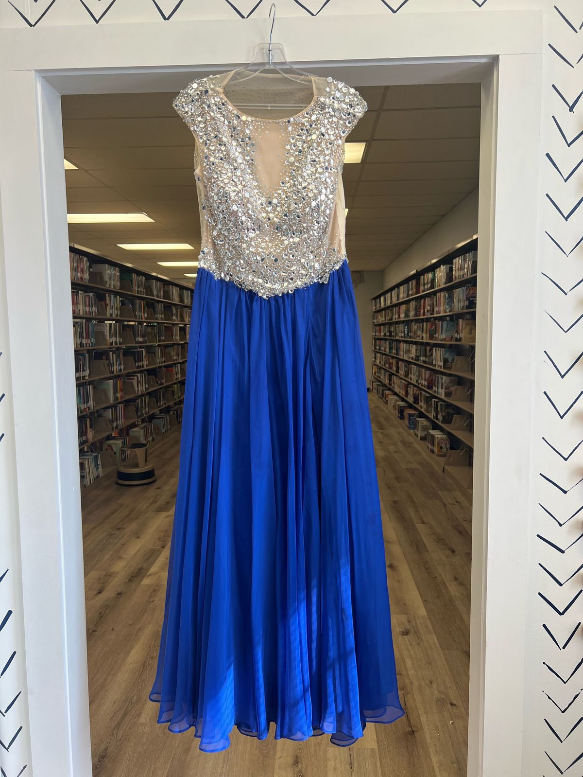 Size 10 Prom Blue A-line Dress on Queenly