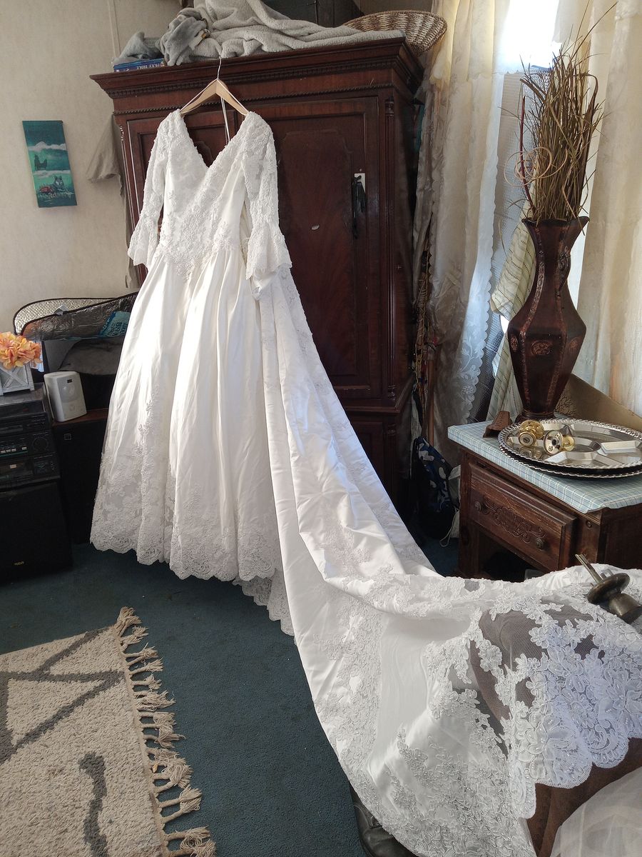 Size 6 Wedding Long Sleeve Sequined White Ball Gown on Queenly