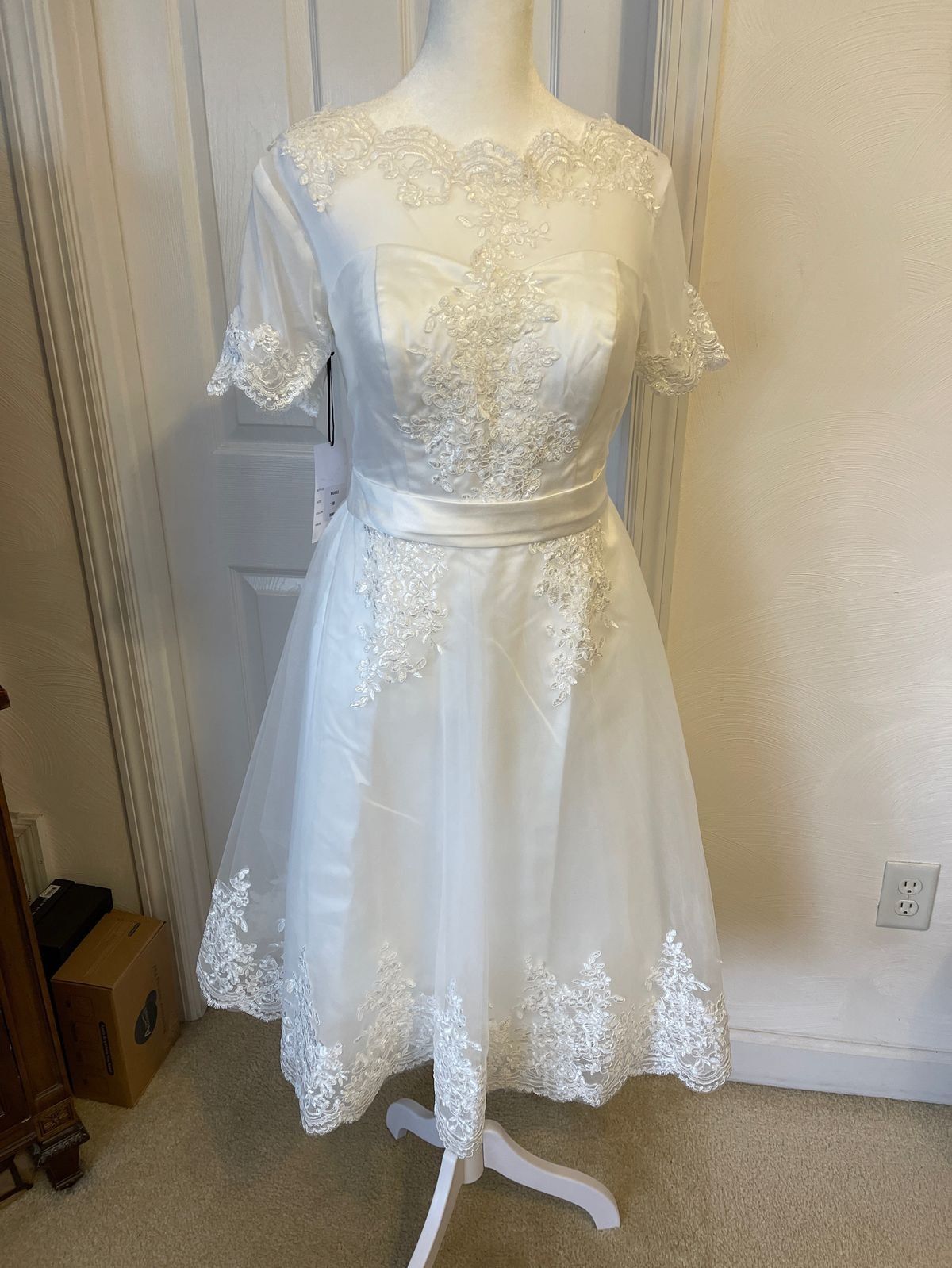 Size 8 Wedding Strapless White Cocktail Dress on Queenly