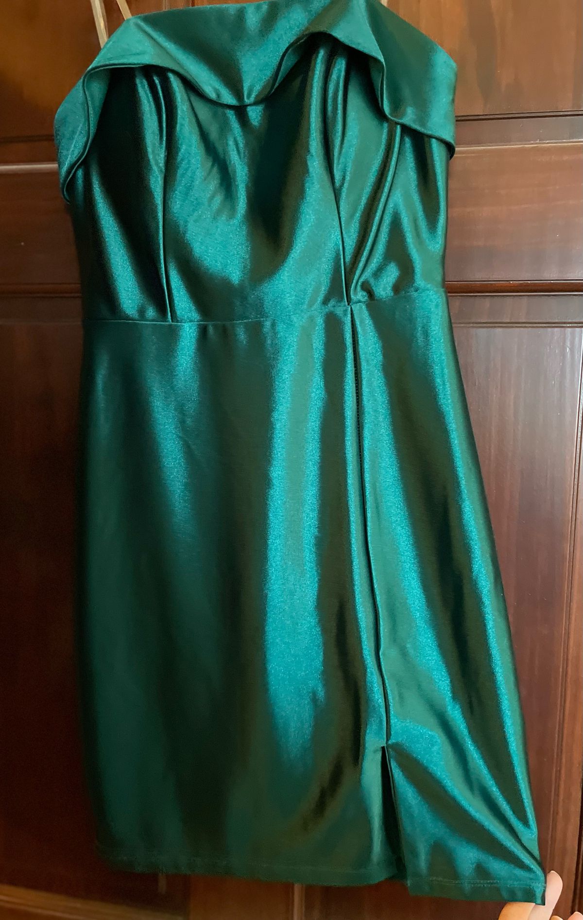 Size 0 Wedding Guest Emerald Green Cocktail Dress on Queenly
