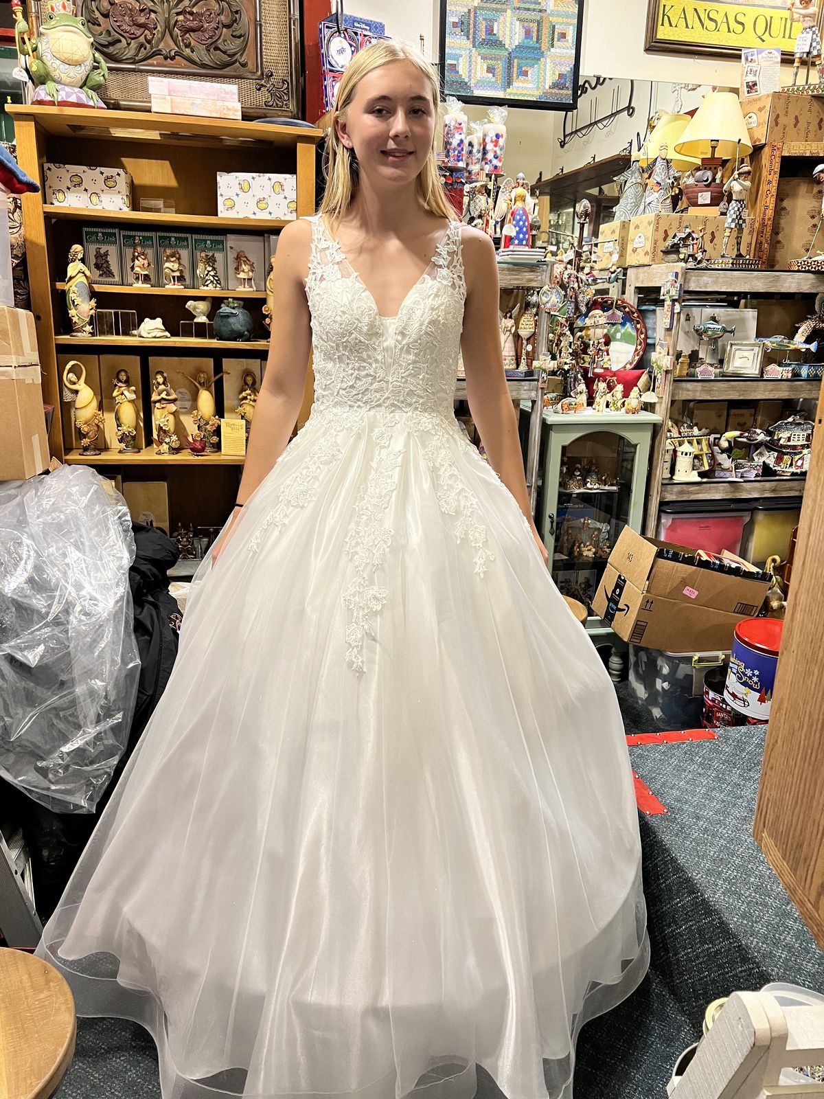 Size 4 Lace White Ball Gown on Queenly