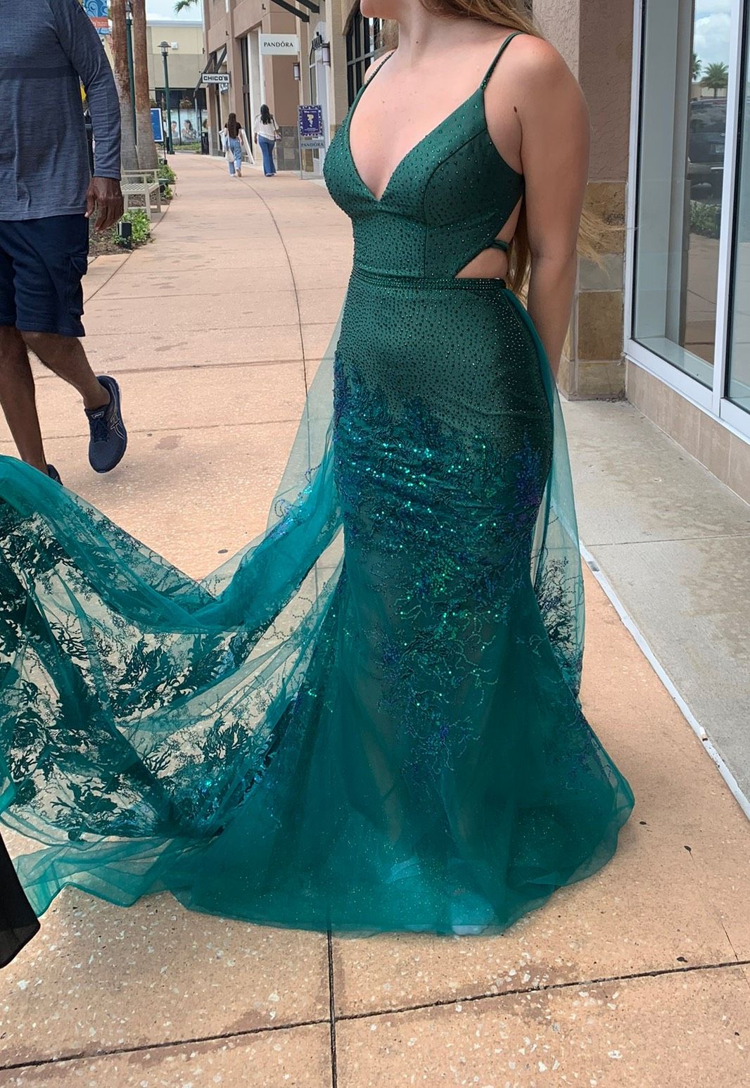 Ellie Wilde Size 00 Prom Green Dress With Train on Queenly