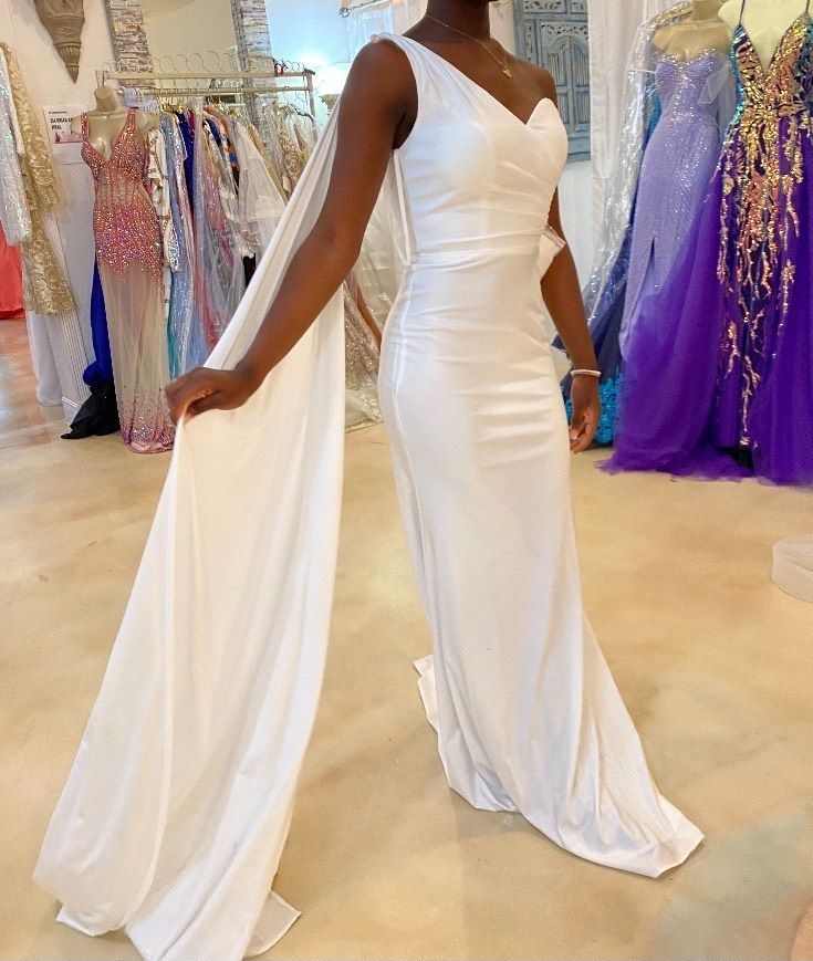 Size 0 Wedding Strapless White Mermaid Dress on Queenly