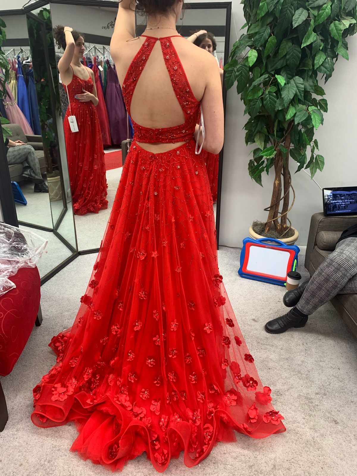 Size 6 Prom Red Ball Gown on Queenly