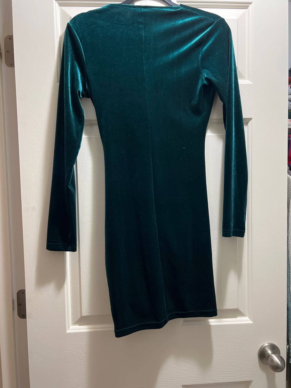 Size S Long Sleeve Velvet Green Cocktail Dress on Queenly
