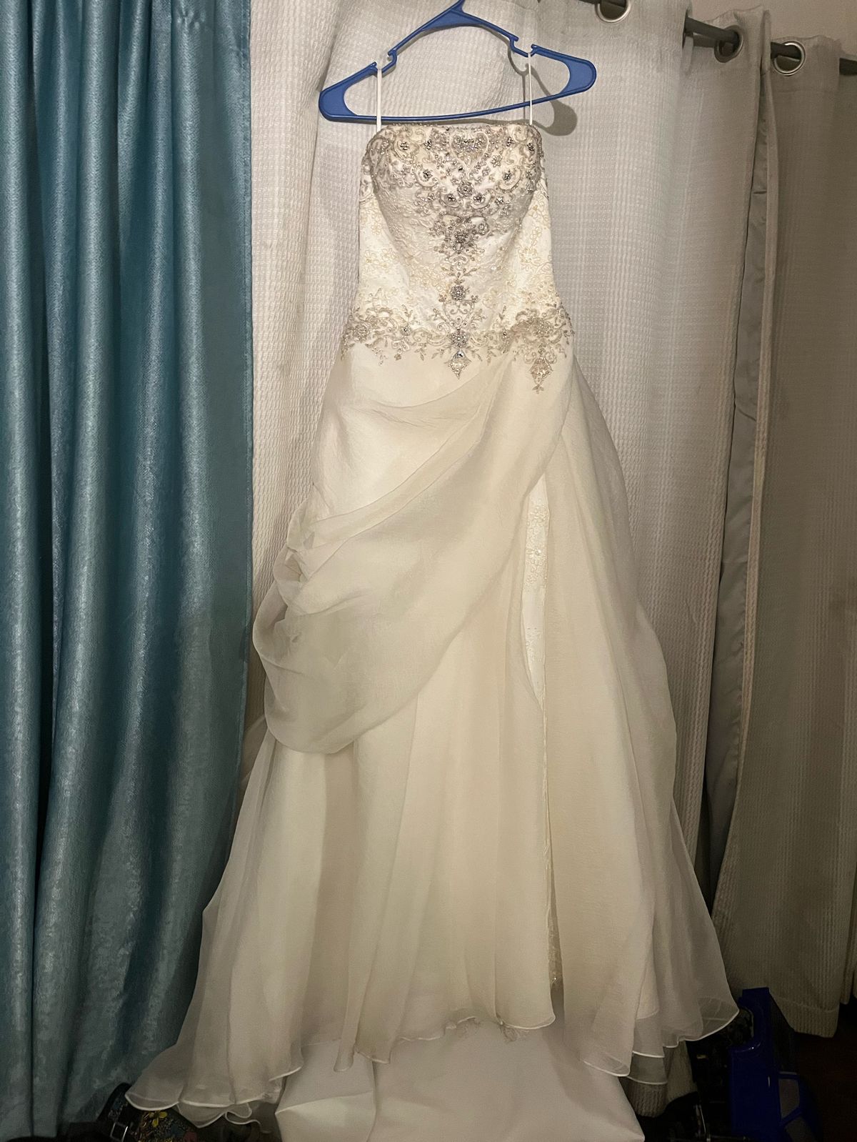 Casablanca bridal Size 6 Wedding White Dress With Train on Queenly
