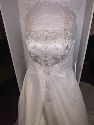 David's Bridal Size 8 Wedding White Ball Gown on Queenly