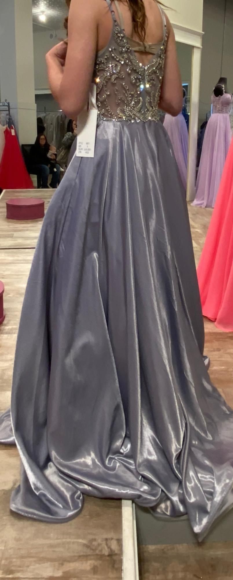 Size 6 Prom Gray A-line Dress on Queenly