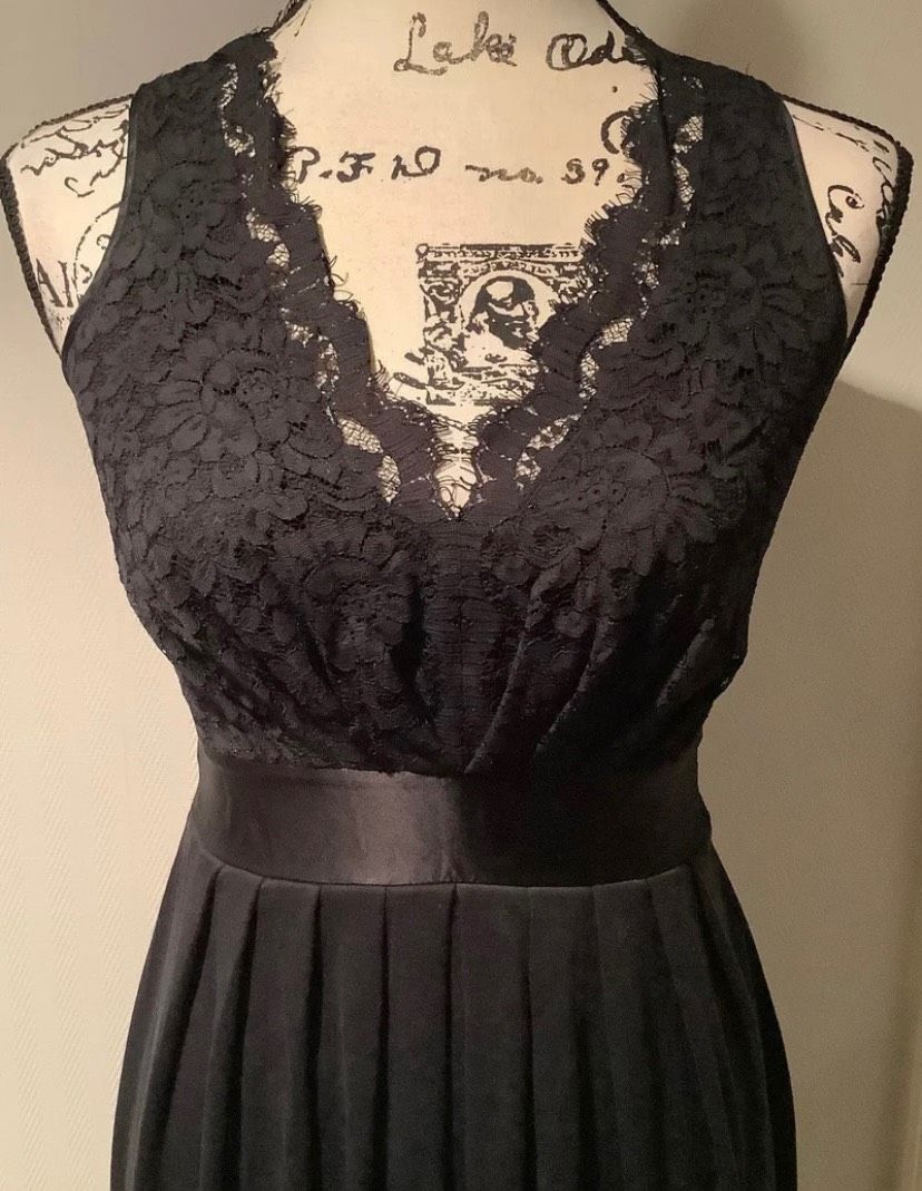 Banana Republic Size 0 Lace Black Cocktail Dress on Queenly