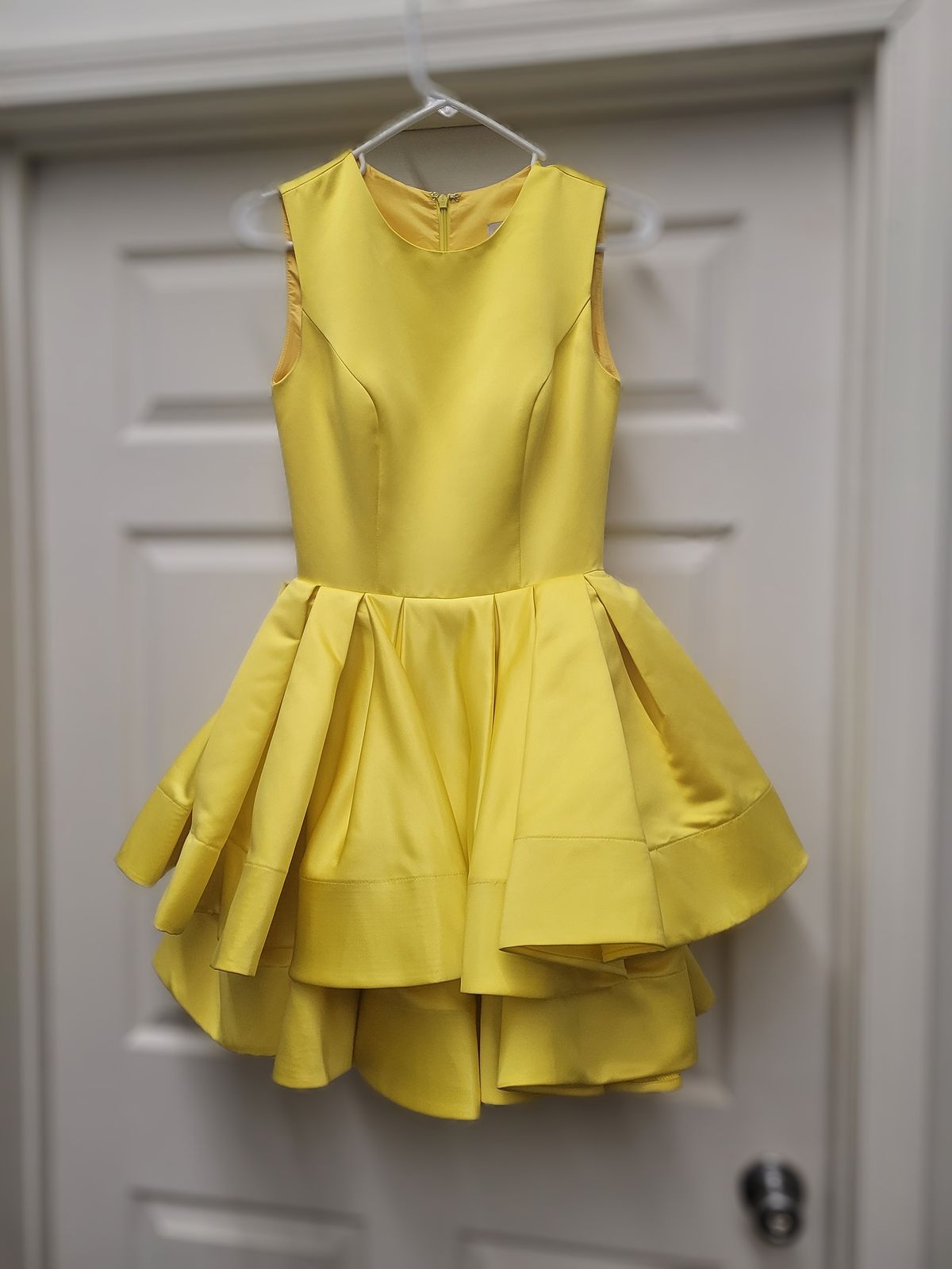 Ashley Lauren Size 0 Yellow Cocktail Dress on Queenly