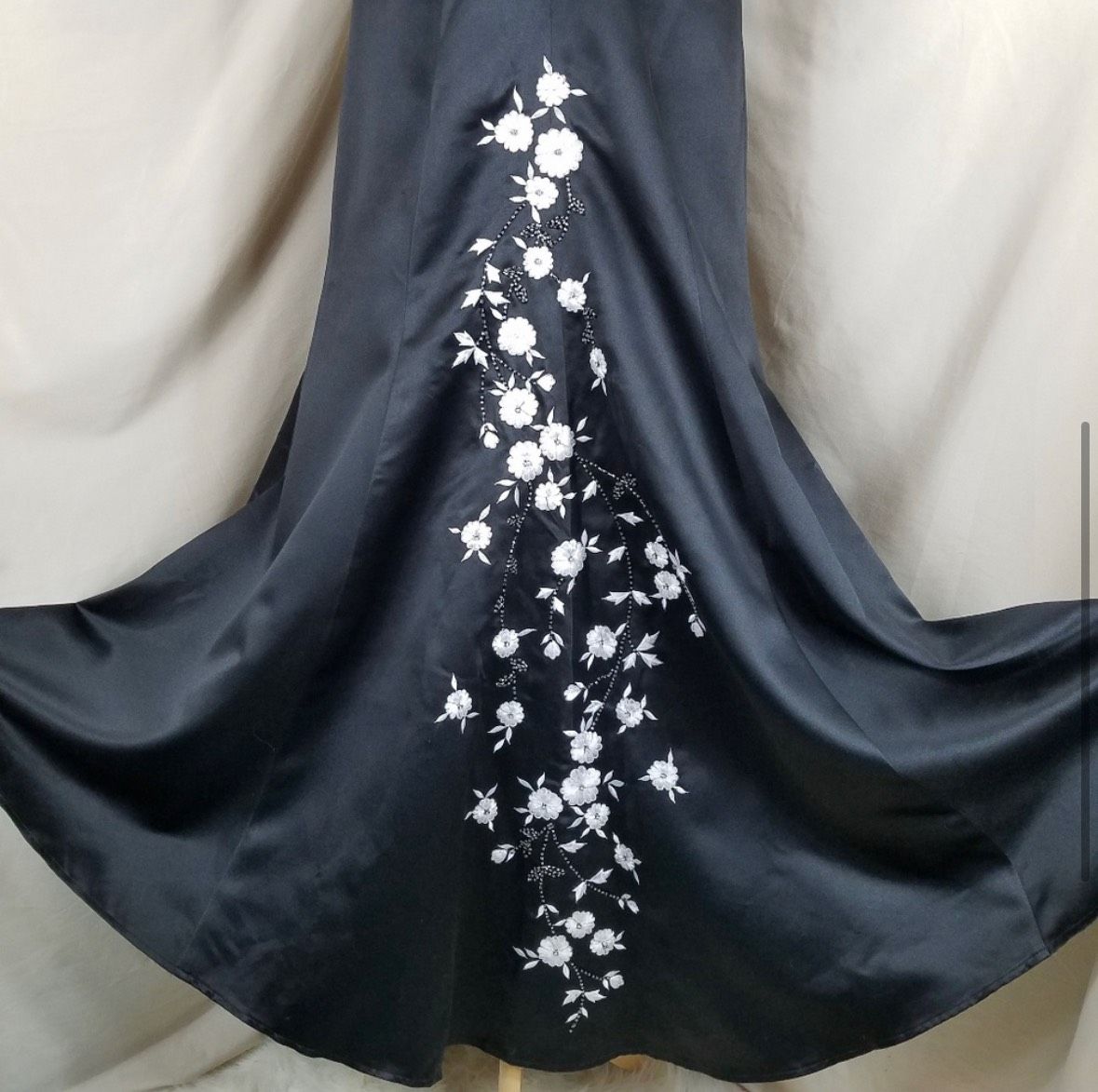 David's Bridal Size 6 Prom Black Floor Length Maxi on Queenly