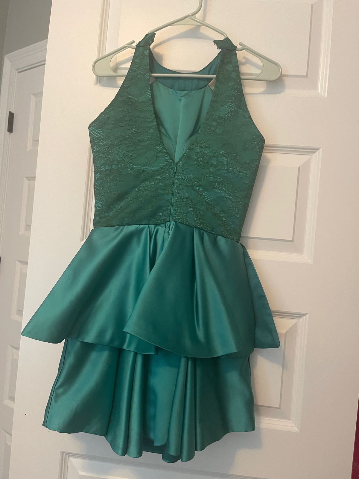 Size 2 Prom Emerald Green Cocktail Dress on Queenly