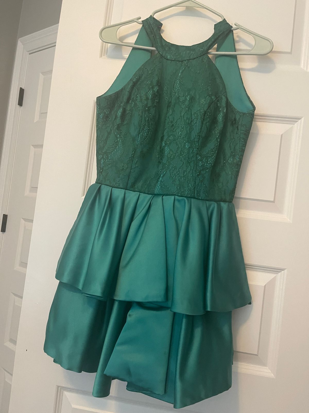 Size 2 Prom Emerald Green Cocktail Dress on Queenly