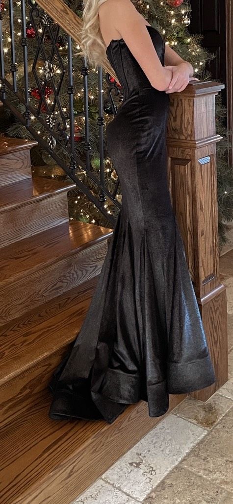Sherri Hill Size 0 Prom Velvet Black Cocktail Dress on Queenly
