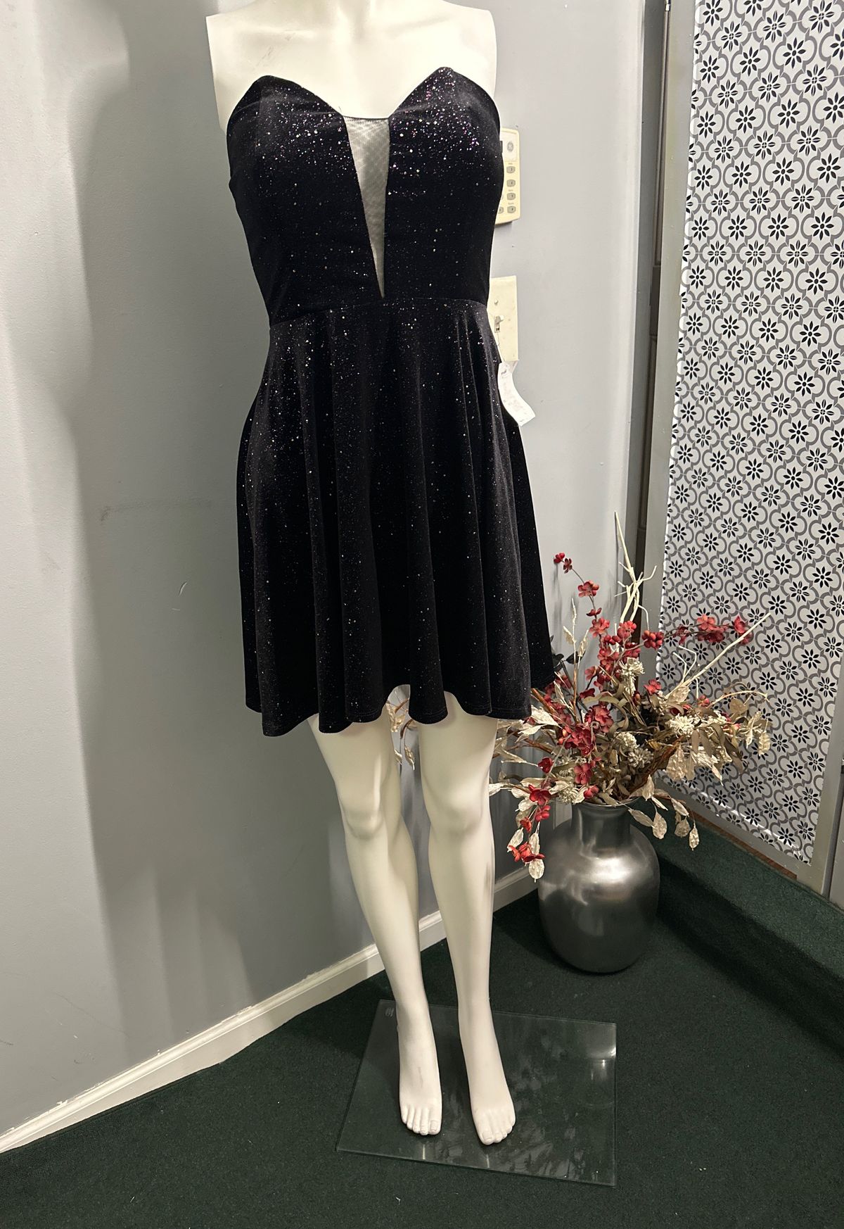 B. Darlin Size 4 Prom Black A-line Dress on Queenly