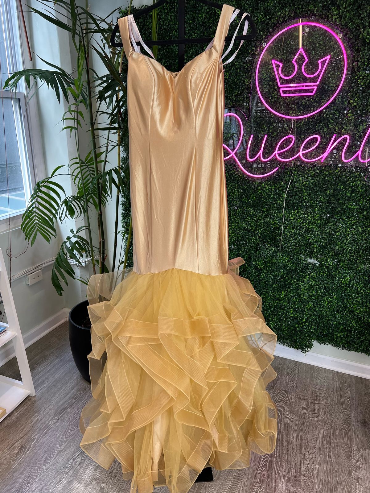 Jasz Couture Size 4 Prom Gold Mermaid Dress on Queenly