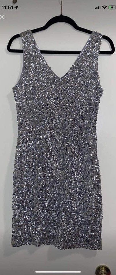 Pretty Guide Size M Prom Silver Cocktail Dress on Queenly