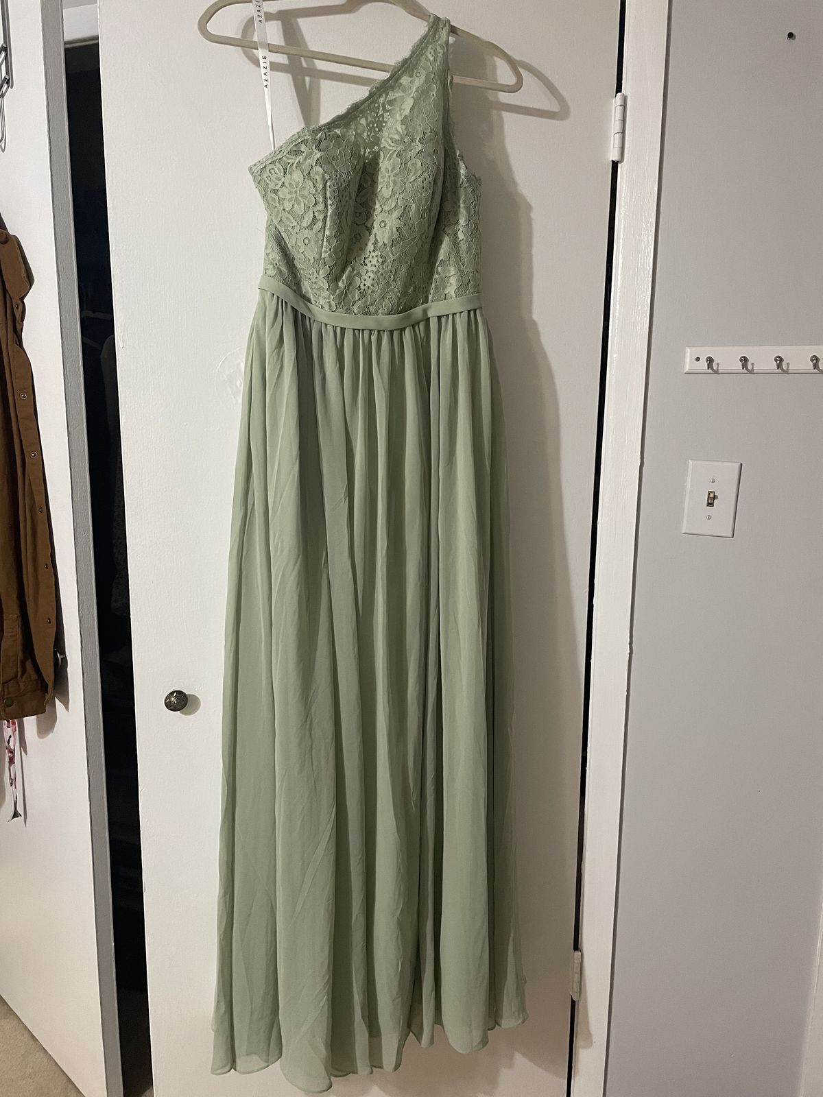 Amaze Size 8 One Shoulder Lace Green Side Slit Dress on Queenly