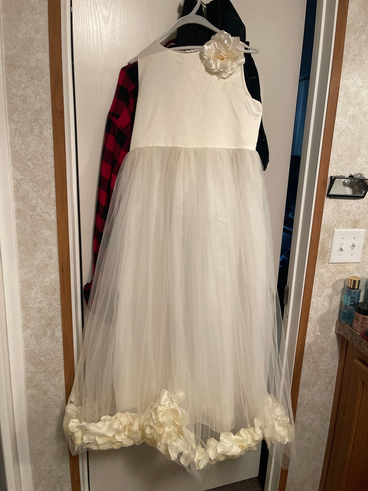 David's Bridal Girls Size 14 Prom White Dress With Train on Queenly